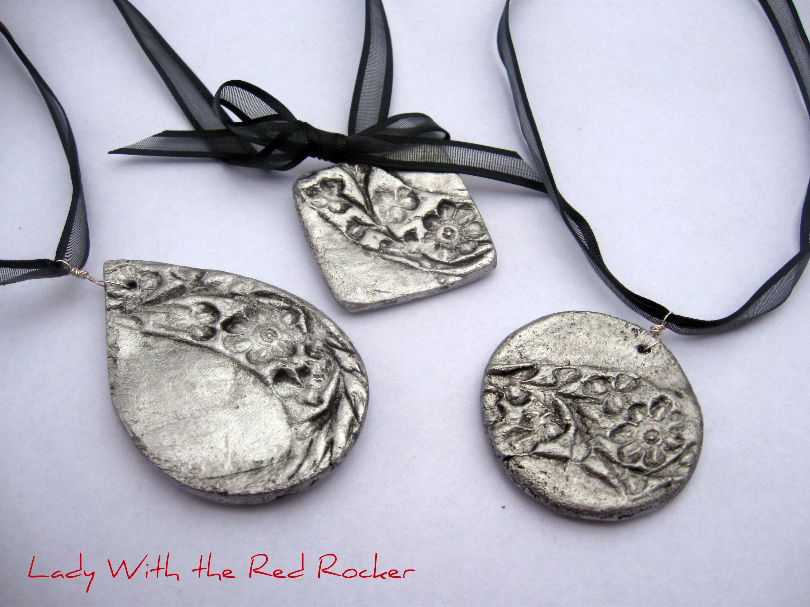http://ladywiththeredrocker.com/wp-content/uploads/2012/01/salt-dough-pendants.jpg